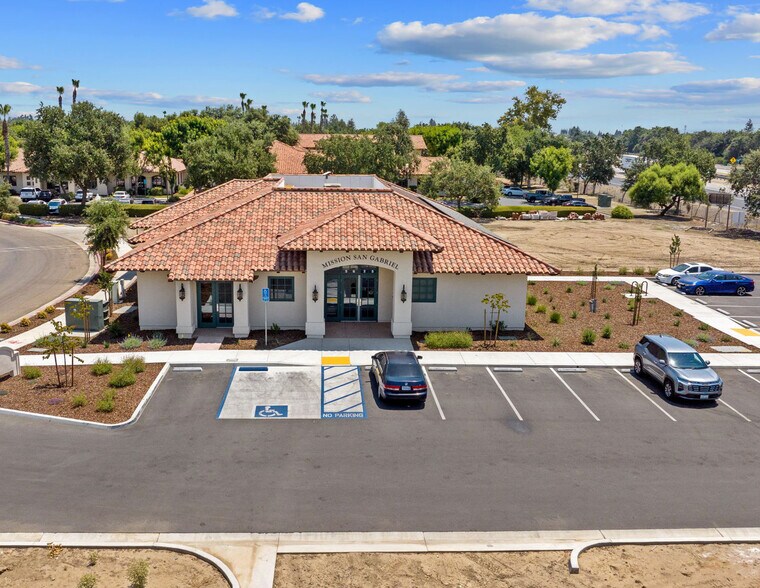 Avenida De Los Robles, Visalia, CA à louer - Photo du bâtiment - Image 2 de 3