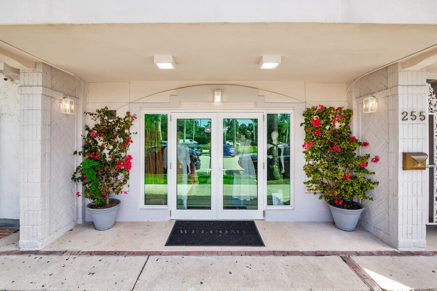 255 Royal Poinciana Way, Palm Beach, FL for lease - Building Photo - Image 3 of 20