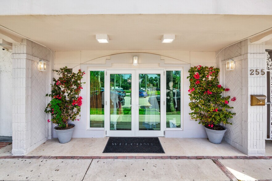 255 Royal Poinciana Way, Palm Beach, FL à louer - Photo du bâtiment - Image 3 de 20