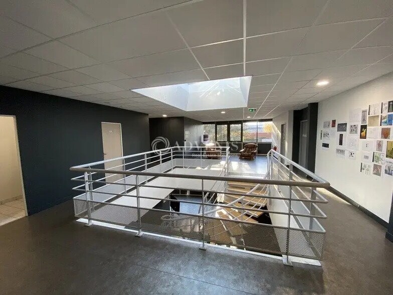 Office in Trappes for lease - Interior Photo - Image 2 of 3
