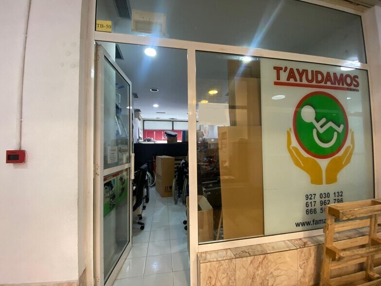 Commerce de détail dans Cáceres, Cáceres à vendre - Photo du bâtiment - Image 2 de 2