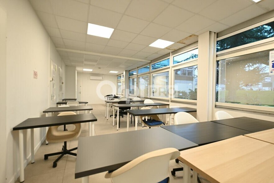 Office in Saint-Priest for lease - Interior Photo - Image 2 of 8