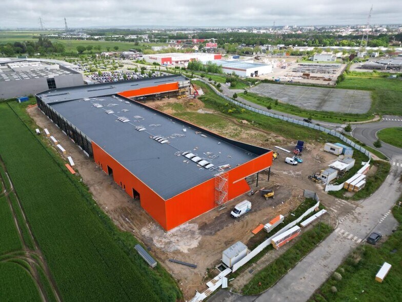 Retail in Barjouville for lease - Aerial - Image 3 of 5
