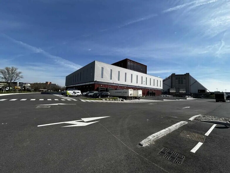 Flex dans Lyon à louer - Photo du bâtiment - Image 3 de 42