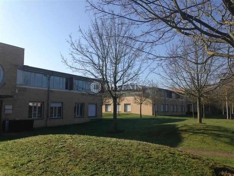 Office in Voisins-le-Bretonneux for lease - Building Photo - Image 1 of 5