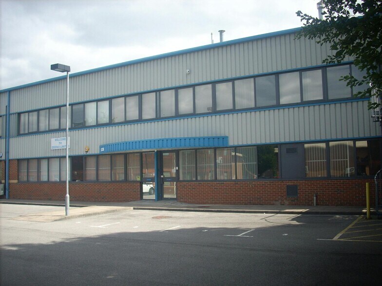 3 Maple Centre, Downmill Road, Bracknell à louer - Photo du bâtiment - Image 1 de 5
