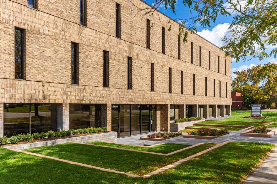 1000 W University Dr, Rochester, MI à louer - Photo du bâtiment - Image 2 de 10