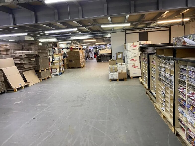 Flex in Pantin for lease - Building Photo - Image 1 of 2