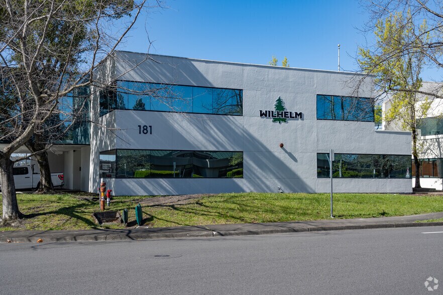 181 Lynch Creek Way, Petaluma, CA à louer - Photo du bâtiment - Image 2 de 9