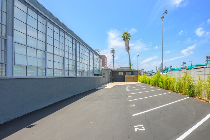 11751 Mississippi, Los Angeles, CA à louer - Photo du bâtiment - Image 3 de 4