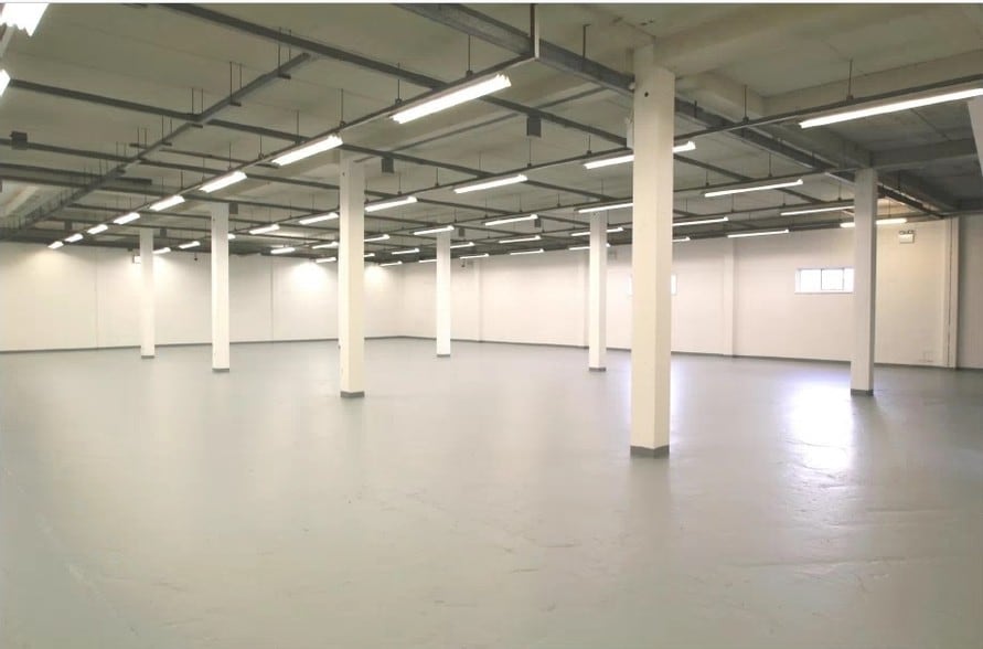 Eley Rd, London for sale - Interior Photo - Image 2 of 13