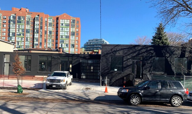 Plus de détails pour 83-91B Walnut Av, Toronto, ON - Bureau à vendre