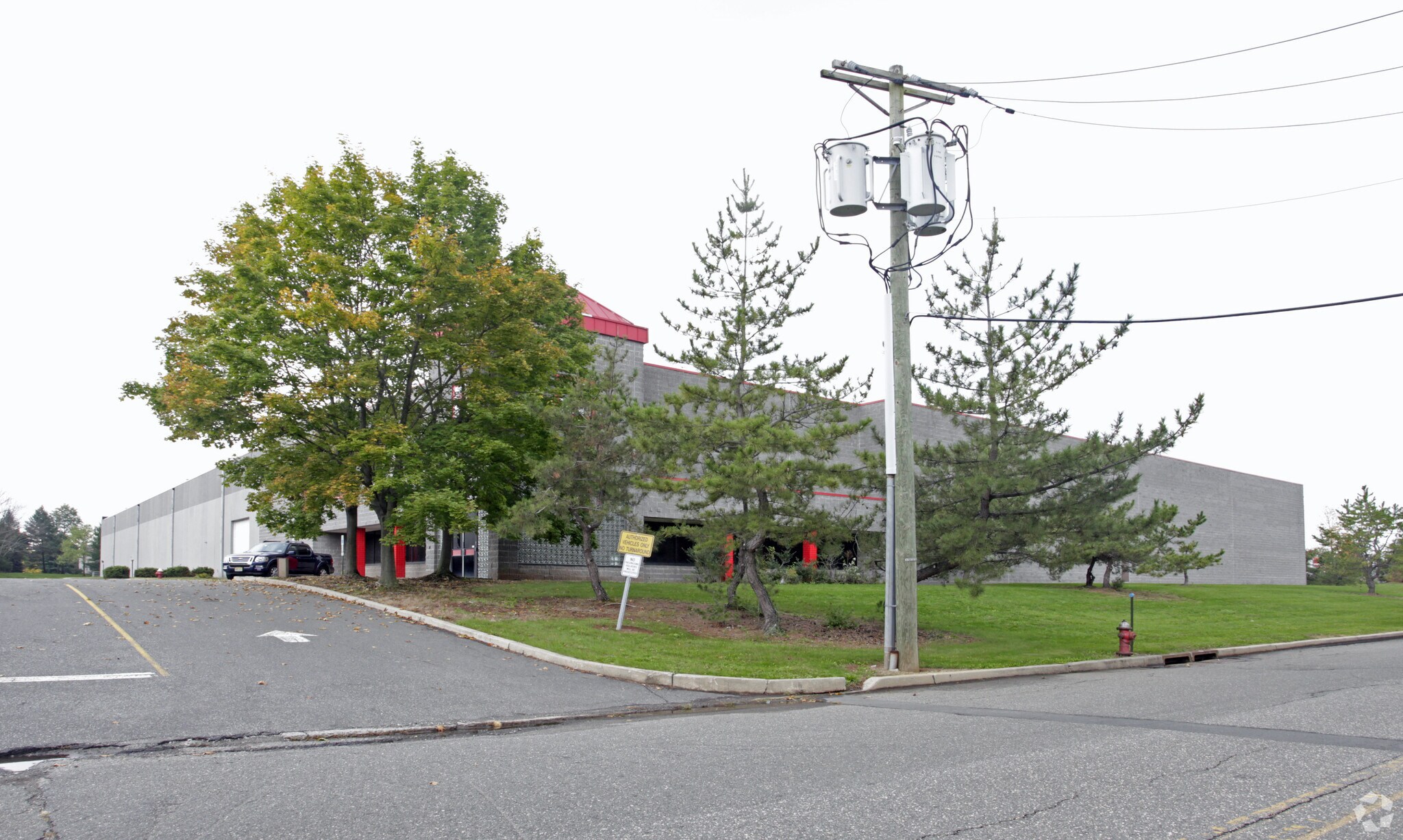 35 Commerce Dr, Somerset, NJ à louer Photo du bâtiment- Image 1 de 4
