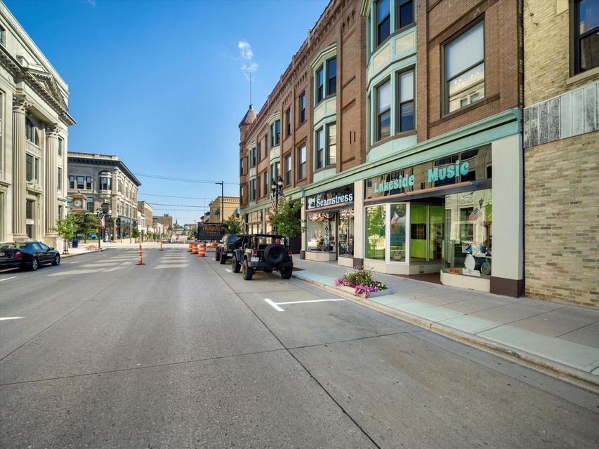 921-931 8th St, Manitowoc, WI à vendre Photo principale- Image 1 de 87