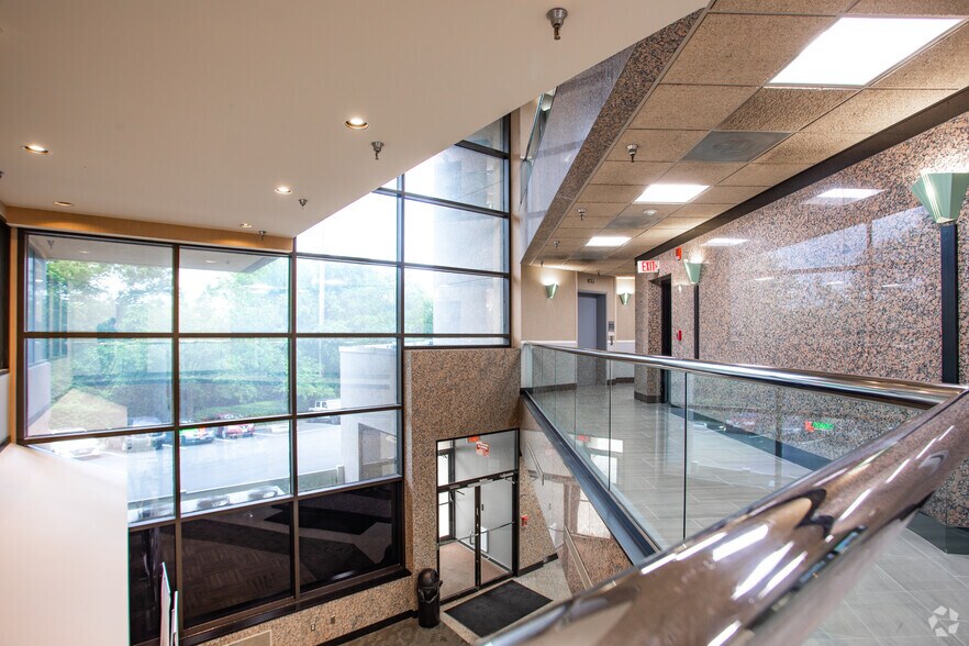 1600 Crain Hwy, Glen Burnie, MD à louer - Hall d’entrée - Image 2 de 16