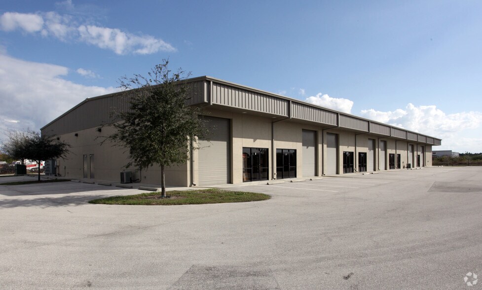 551 Owen Ave N, Lehigh Acres, FL à louer - Photo du bâtiment - Image 2 de 6