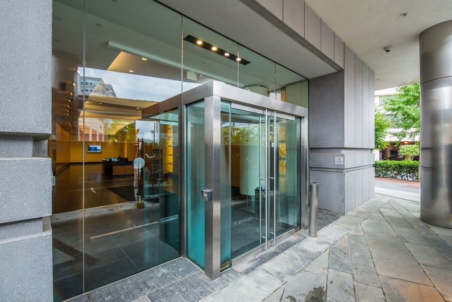 5425 Wisconsin Ave, Chevy Chase, MD for lease - Building Photo - Image 3 of 3