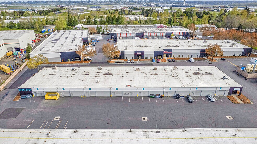 5743 NE Columbia Blvd, Portland, OR à louer - Photo du bâtiment - Image 3 de 8