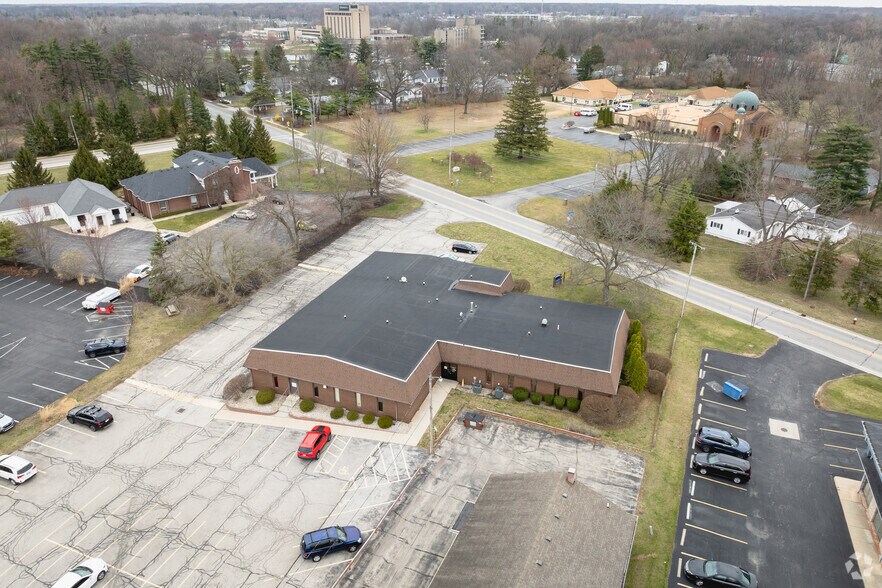 4906 N Holland Sylvania Rd, Sylvania, OH à louer - Photo du bâtiment - Image 2 de 14