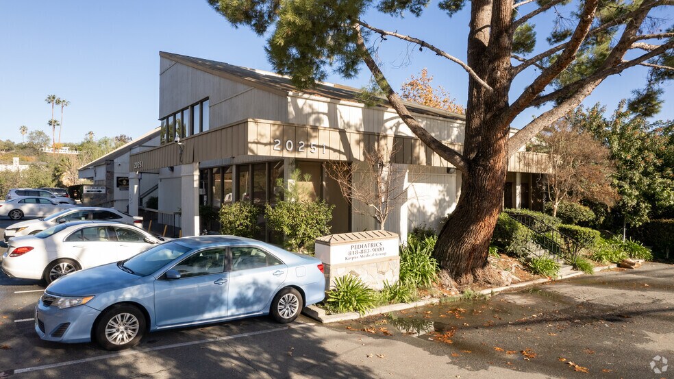 20301 Ventura Blvd, Woodland Hills, CA à louer - Photo du bâtiment - Image 2 de 5