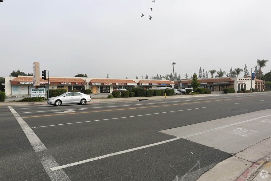 5501-5521 Del Amo Blvd, Lakewood, CA for lease - Building Photo - Image 1 of 1