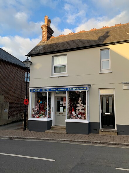 34-36 Station Rd, Liss à louer - Photo du bâtiment - Image 2 de 3