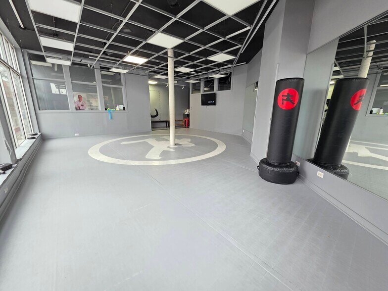 2329 W Belmont Ave, Chicago, IL à louer - Photo du bâtiment - Image 3 de 16