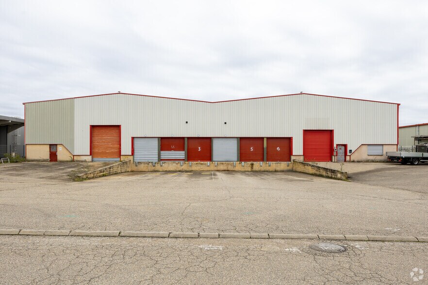 9 Avenue Du Maréchal De Lattre De Tassigny, Meyzieu à louer - Photo du bâtiment - Image 3 de 3