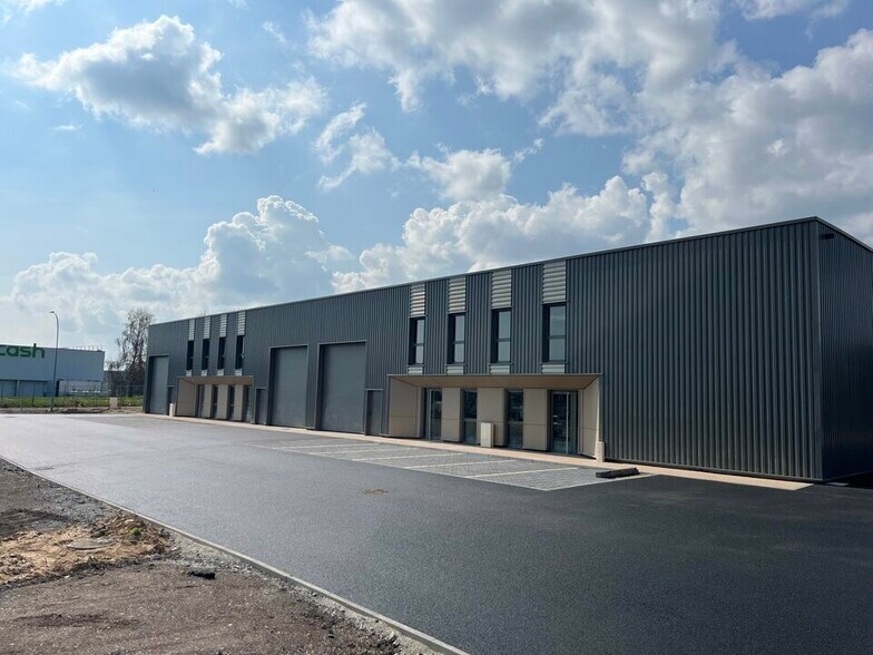 Flex in Varennes-lès-Mâcon for sale - Building Photo - Image 1 of 4