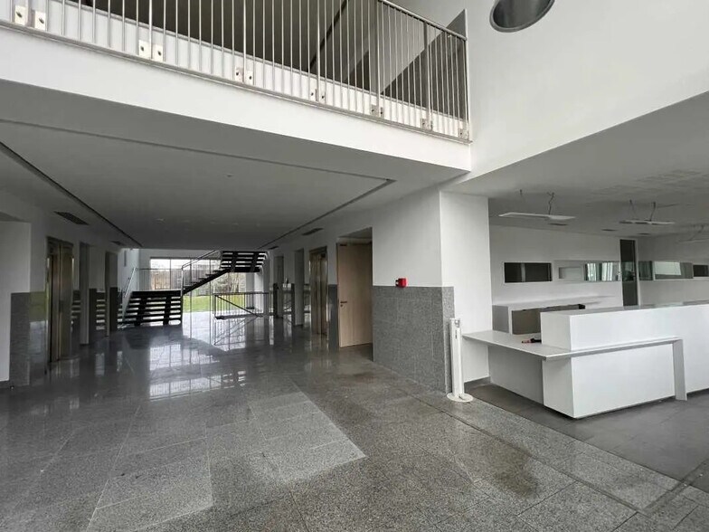 2 Rue René Caudron, Voisins-le-Bretonneux for lease - Interior Photo - Image 2 of 39