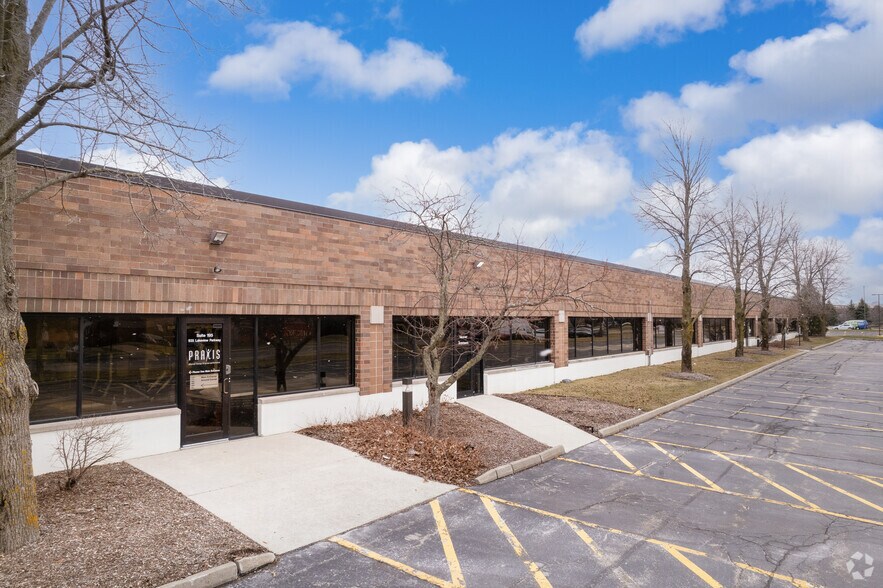 935 Lakeview Pky, Vernon Hills, IL à louer - Photo du bâtiment - Image 1 de 19