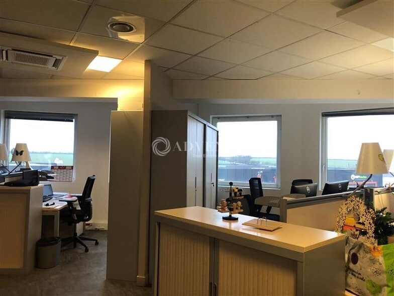 17 Rue Des Frères Lumière, Plaisir à louer - Photo intérieure - Image 3 de 5