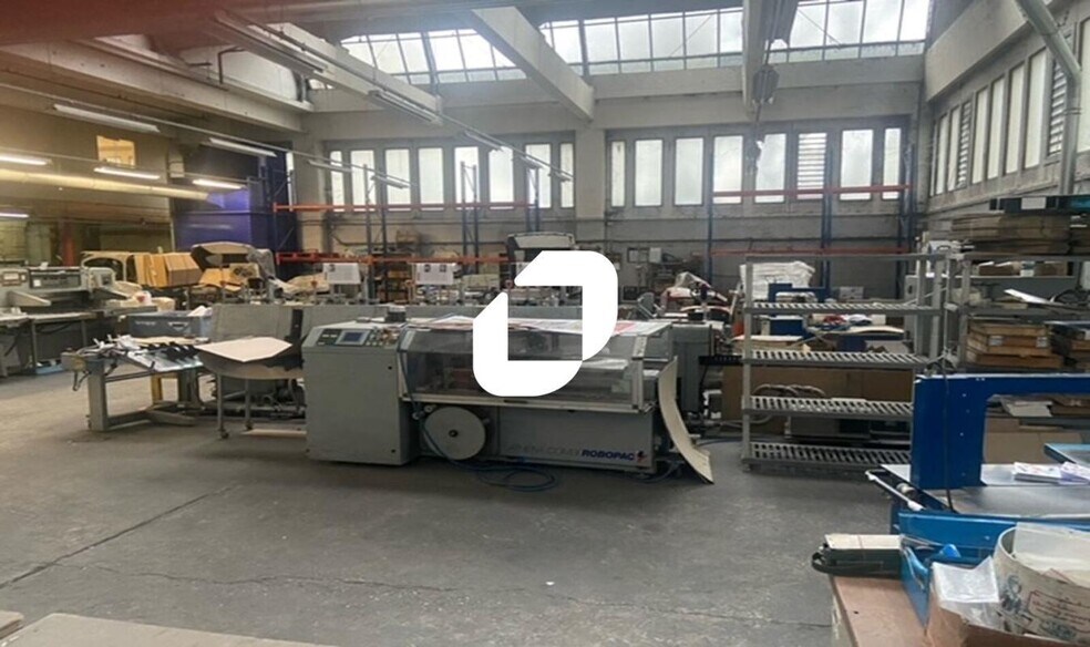 Flex in Montreuil for lease - Building Photo - Image 3 of 4