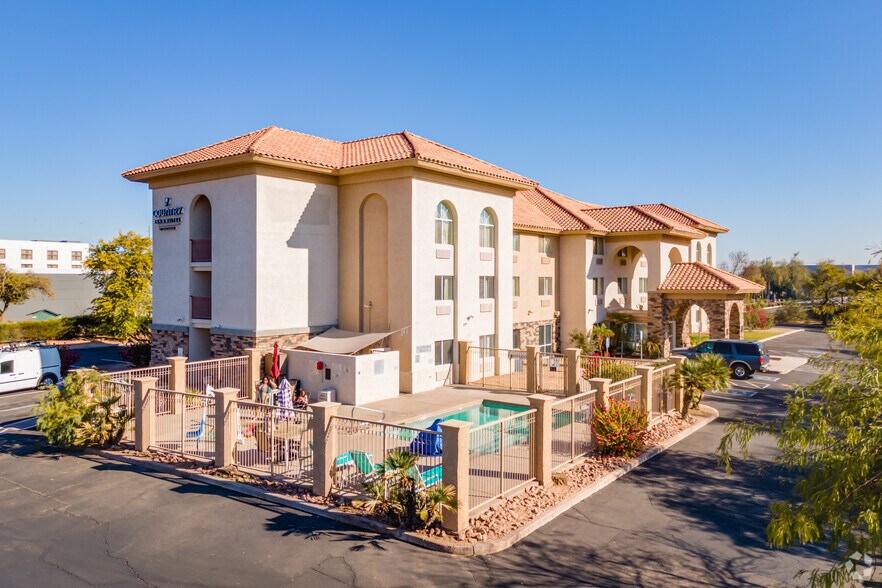 7425 W Chandler Blvd, Chandler, AZ à vendre - Photo du bâtiment - Image 3 de 6
