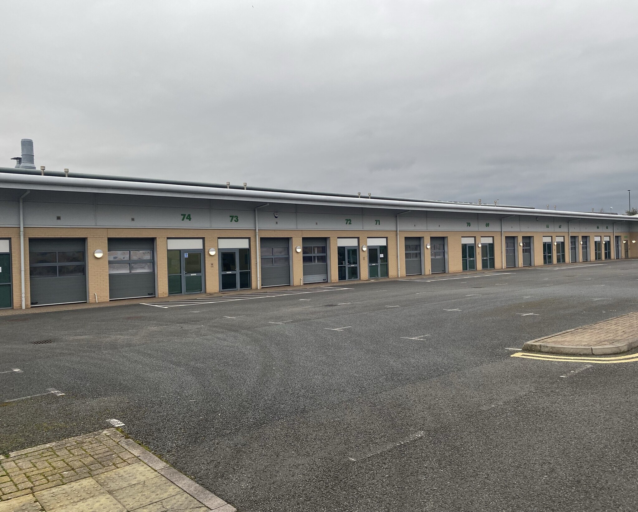 1-75 Oakfield Close, Tewkesbury à louer Photo du bâtiment- Image 1 de 14