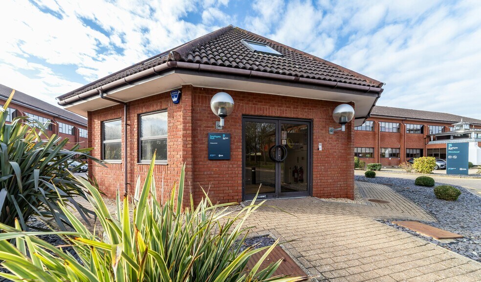 Bakewell Rd, Peterborough à louer - Photo du bâtiment - Image 3 de 13