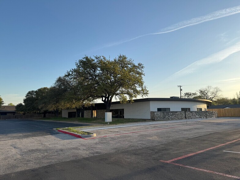 2912 N Macarthur Blvd, Irving, TX à louer - Photo du bâtiment - Image 2 de 15