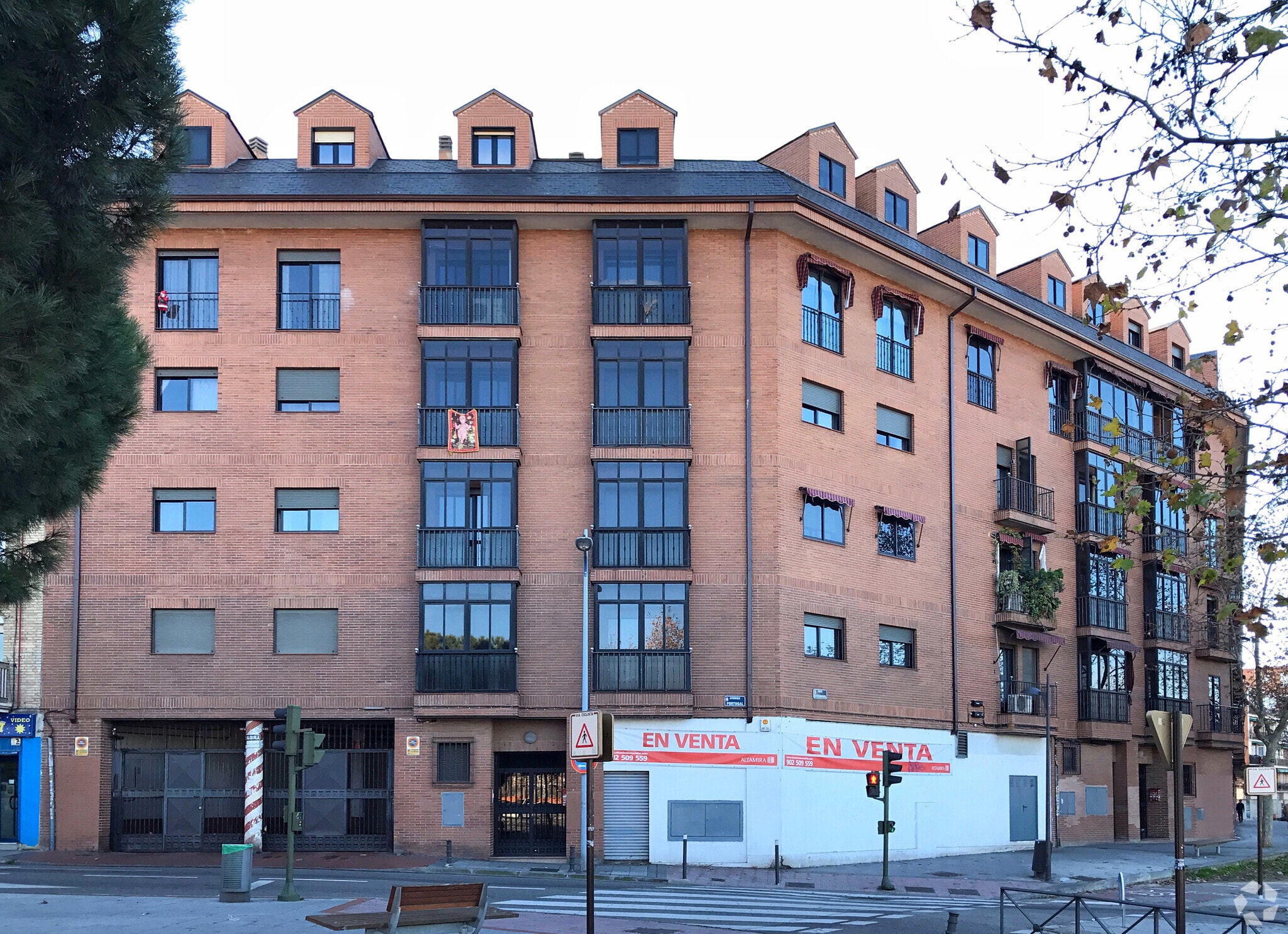 Loca y oficina en rentabilidad portefeuille de 2 propriétés à vendre sur LoopNet.ca Photo principale- Image 1 de 3