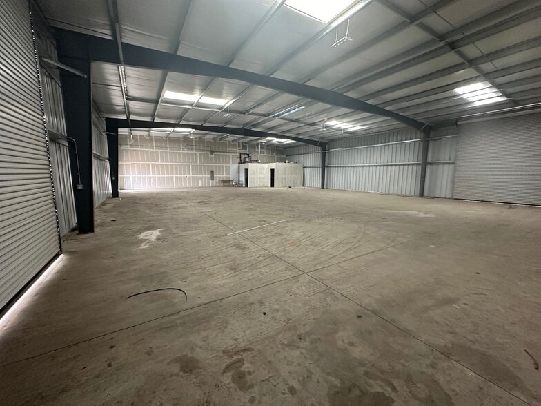 205 Quantico Ave, Bakersfield, CA for sale - Interior Photo - Image 2 of 3