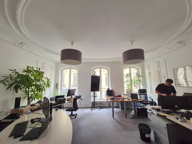 43 Rue De Douai, Paris for lease - Building Photo - Image 2 of 15