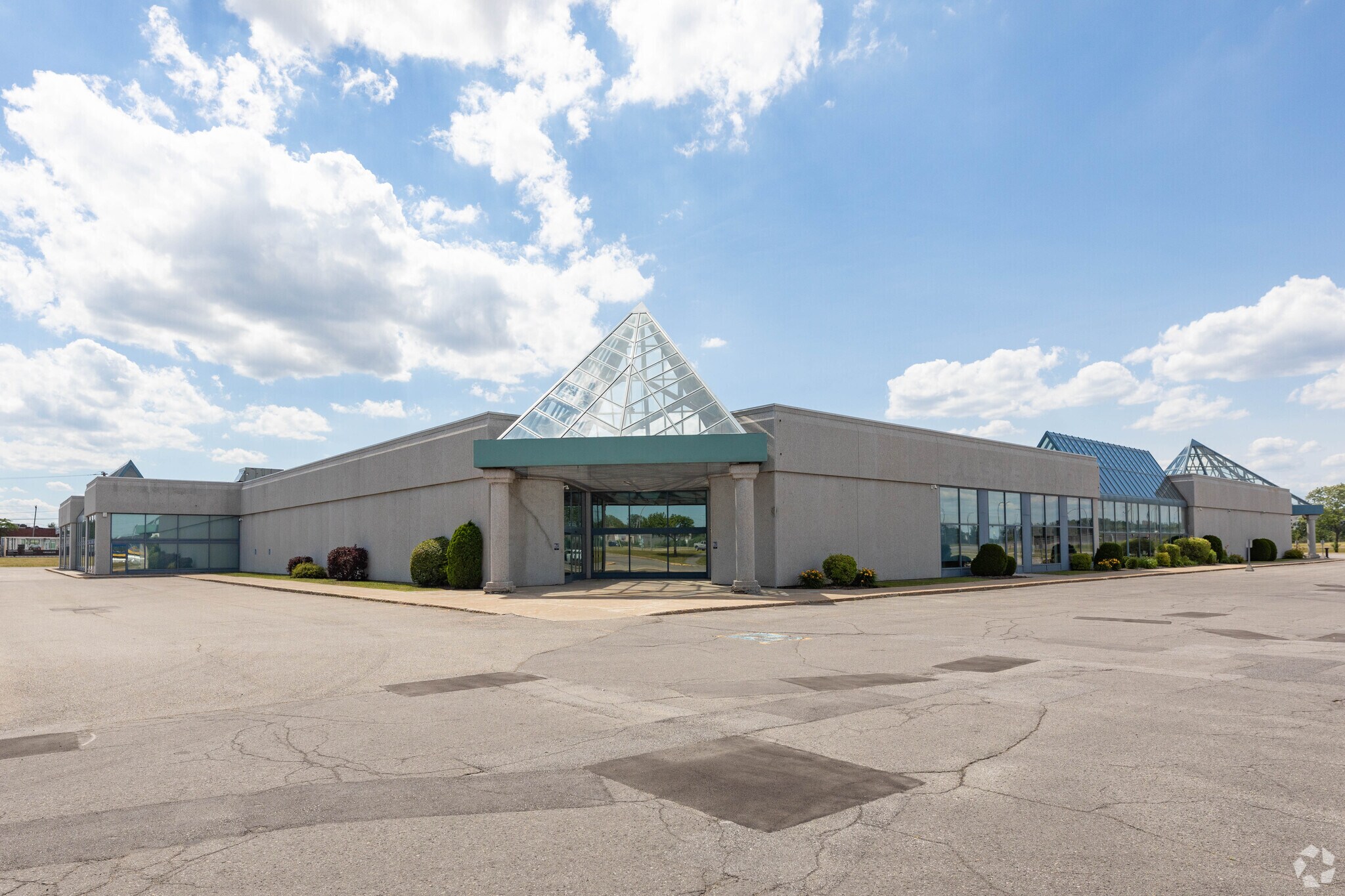 9090-9300 Boul Cavendish, Saint-Laurent, QC for sale Primary Photo- Image 1 of 1