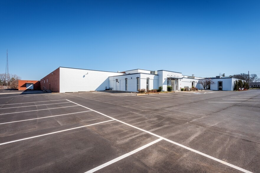 900 Pressley Rd, Charlotte, NC for lease - Building Photo - Image 1 of 4