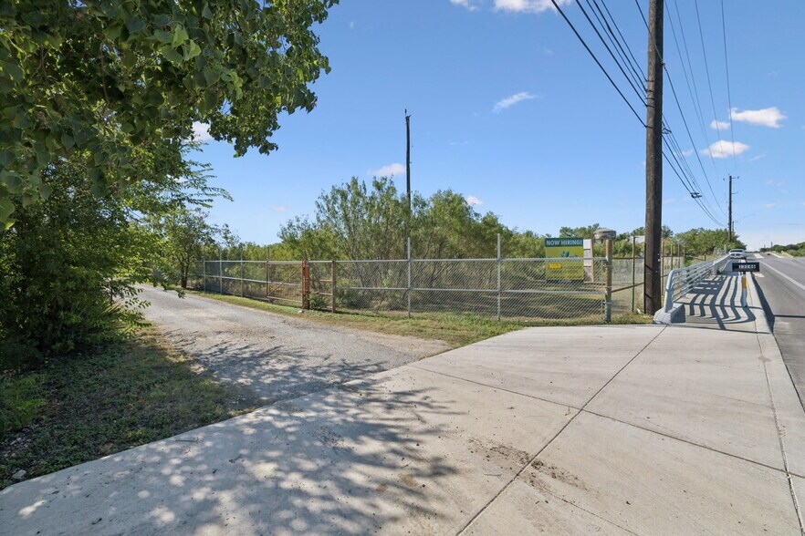 13146 Galm Rd, San Antonio, TX à vendre - Photo du bâtiment - Image 2 de 49