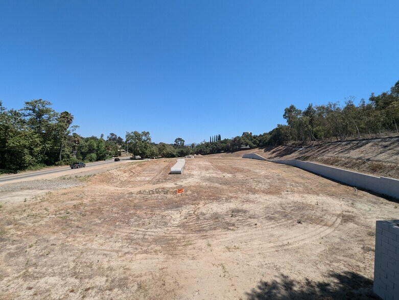 2715 S Mission Rd, Fallbrook, CA à vendre - Photo du bâtiment - Image 3 de 6