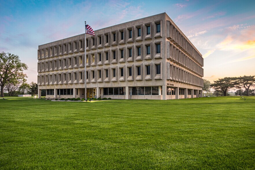 5000 Westown Pky, West Des Moines, IA à louer - Photo du bâtiment - Image 3 de 9