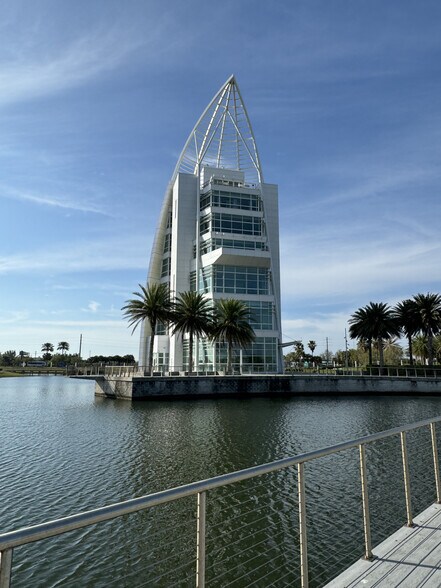 670 Dave Nisbet Dr, Port Canaveral, FL à louer - Photo du bâtiment - Image 3 de 5