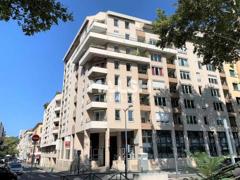 Office in Lyon for lease - Building Photo - Image 1 of 9