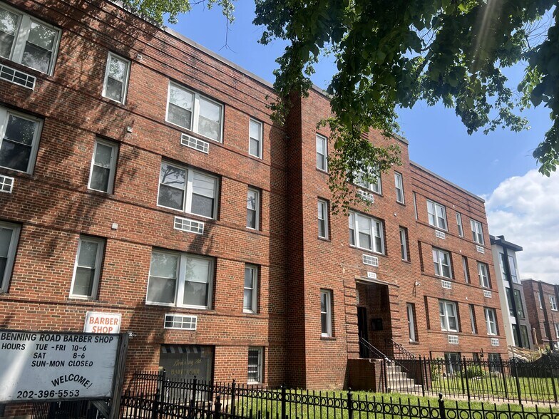 4228 Benning Rd NE, Washington, DC à vendre - Photo du bâtiment - Image 2 de 15