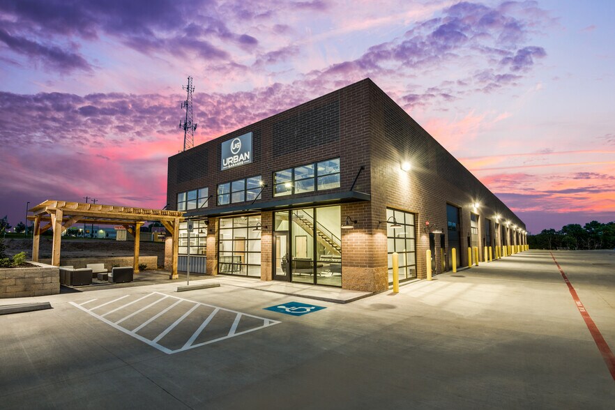 4451 Dale Earnhardt, Northlake, TX à louer - Photo du bâtiment - Image 1 de 15