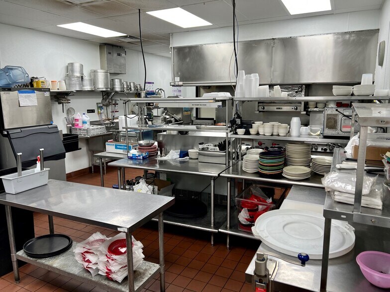 1701 W Randol Mill Rd, Arlington, TX à louer - Photo intérieure - Image 2 de 17